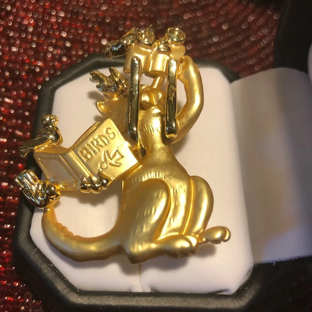 Vintage Cat Bird Watcher Brooch Pin